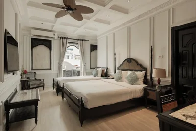 Camera familiare con balcone — Hanoi Graceful Hotel and Travel